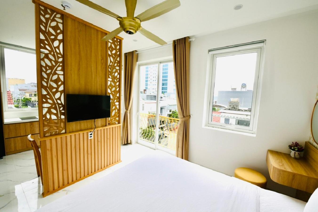 Khách sạn hẻo lánh Le's & Coffee Đà Nẵng